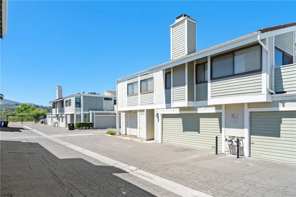 Image 9 of property listing at 27074 Hidaway Avenue 3, Canyon Country, CA 91351