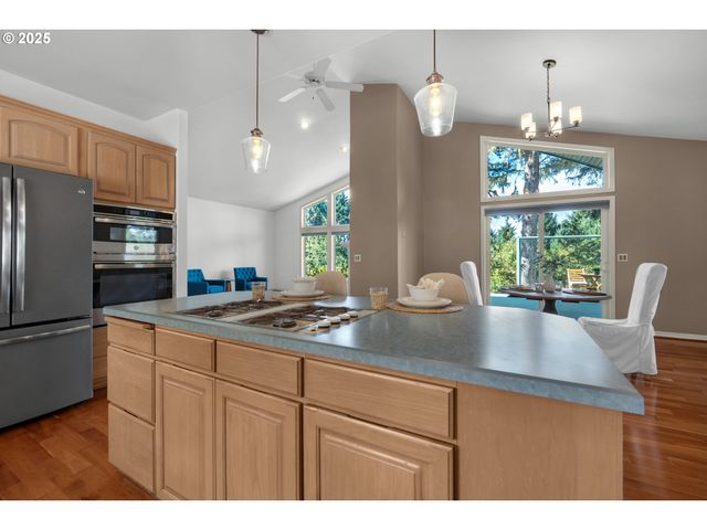 2998 PINE Ct, Gearhart, OR 97138