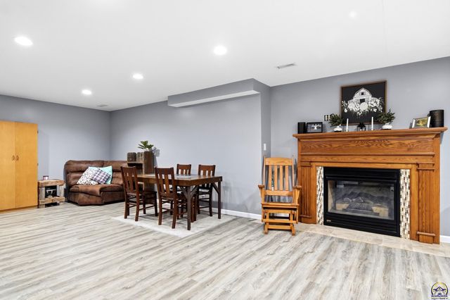 5919 NE Shaffer RD, Topeka, KS 66617