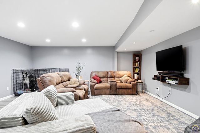 5919 NE Shaffer RD, Topeka, KS 66617