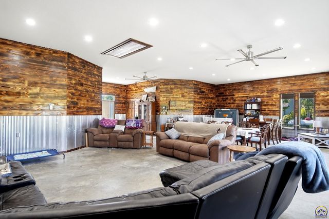 5919 NE Shaffer RD, Topeka, KS 66617