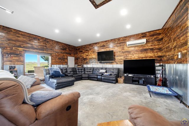 5919 NE Shaffer RD, Topeka, KS 66617