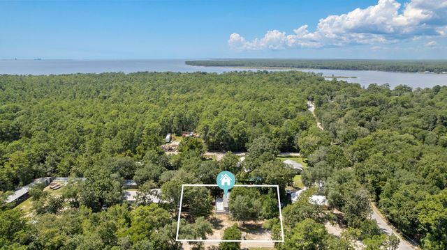 40 Horseshoe Ln Lane, Freeport, FL 32439