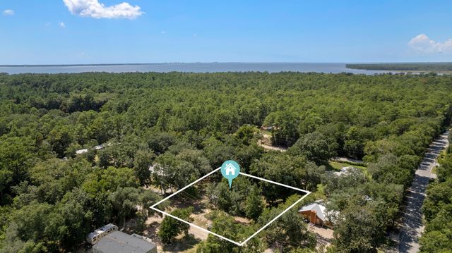 40 Horseshoe Ln Lane, Freeport, FL 32439