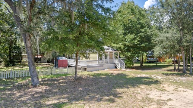 40 Horseshoe Ln Lane, Freeport, FL 32439