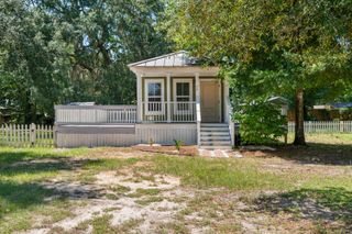 40 Horseshoe Ln Lane, Freeport, FL 32439