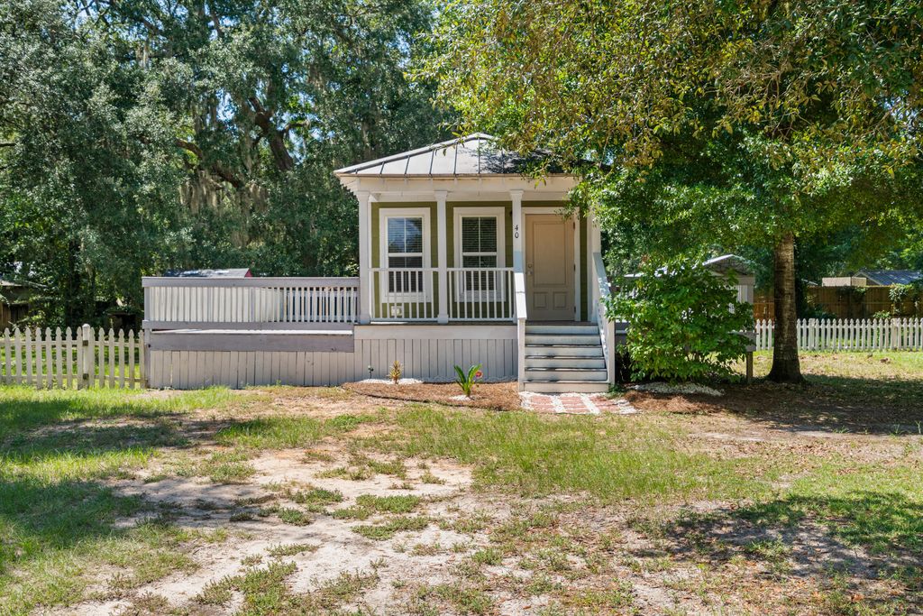 40 Horseshoe Ln Lane, Freeport, FL 32439