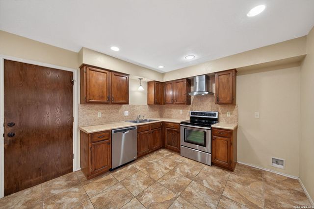 190 High Oak, Universal City, TX 78148