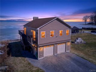 7113 Lakeshore Rd, Cicero, NY 13039