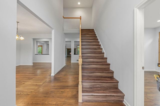 824 High Ridge Court, Darien, IL 60561