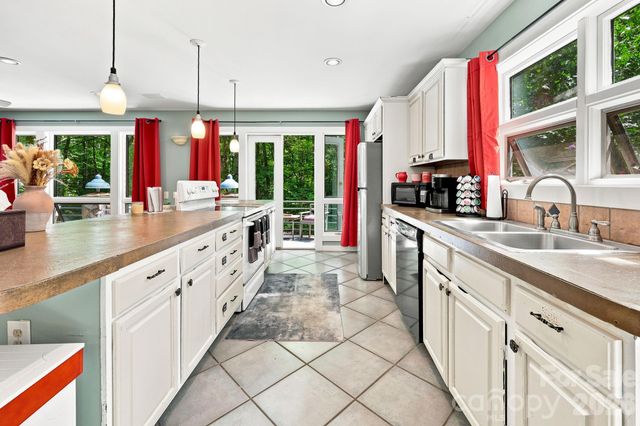 146 Chestnut Walk Drive, Waynesville, NC 28786