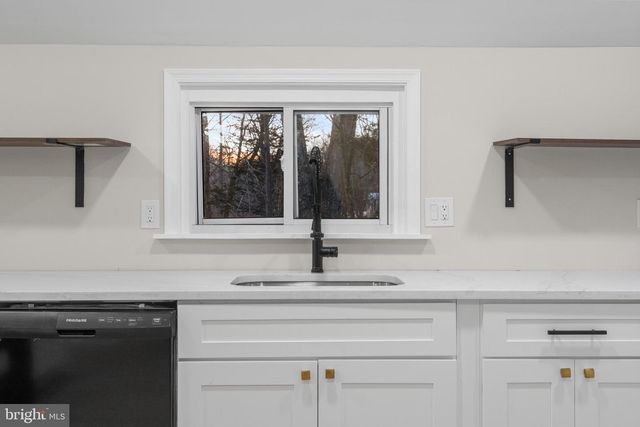 656 CREEK RD, Bath, PA 18014