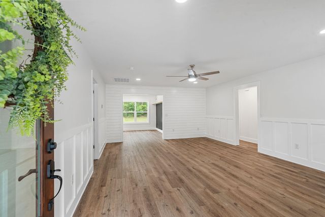 136 Thirteen Way, Cross, SC 29436