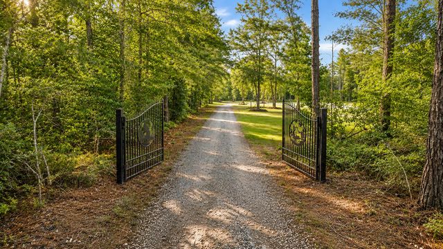 136 Thirteen Way, Cross, SC 29436