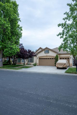 2162 Everglade Avenue, Clovis, CA 93619