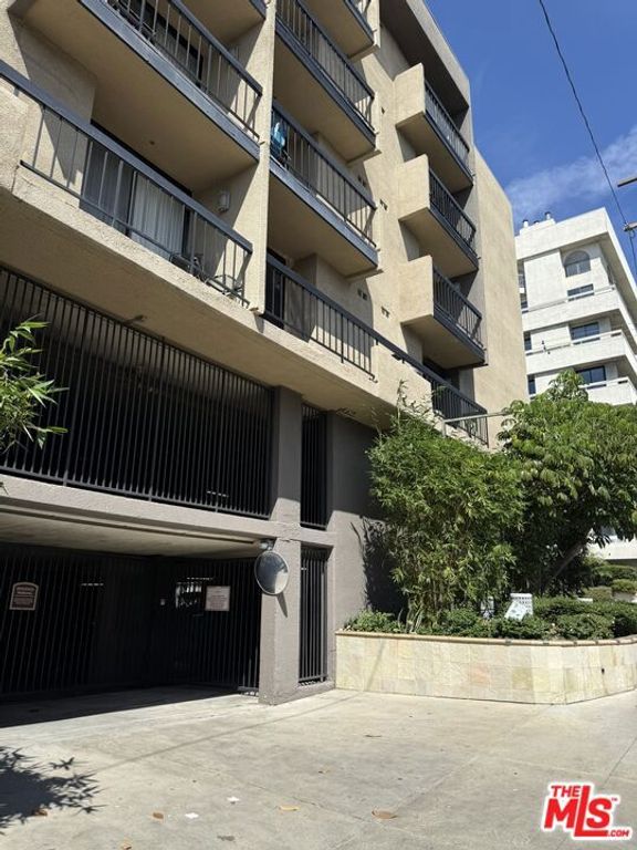 7320 Hawthorn Avenue 106, Los Angeles, CA 90046
