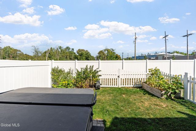 4 Stacey Way, North Greenbush, NY 12180