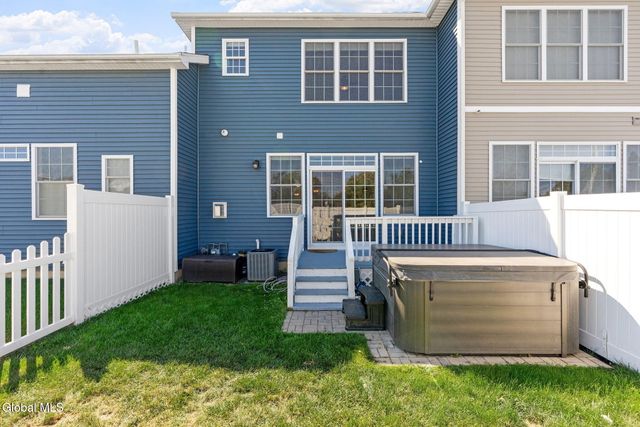 4 Stacey Way, North Greenbush, NY 12180