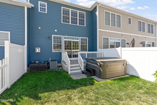 4 Stacey Way, North Greenbush, NY 12180