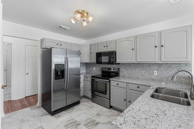 4818 Blue Water Circle, Granbury, TX 76049