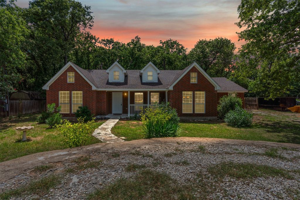 4818 Blue Water Circle, Granbury, TX 76049