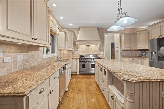 325 Williams Street, Roselle, IL 60172