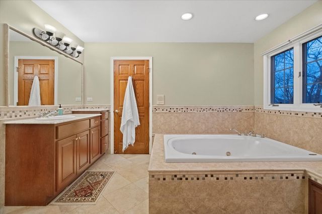325 Williams Street, Roselle, IL 60172
