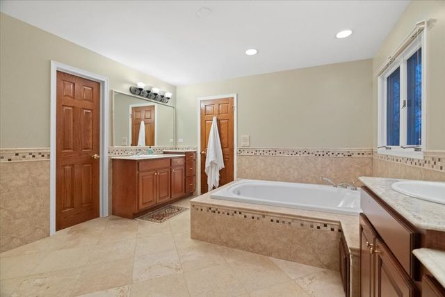 325 Williams Street, Roselle, IL 60172