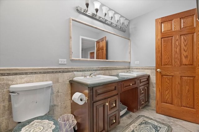 325 Williams Street, Roselle, IL 60172