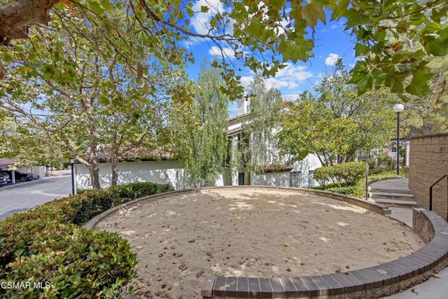 5530 Spanish Oak Lane F, Oak Park, CA 91377