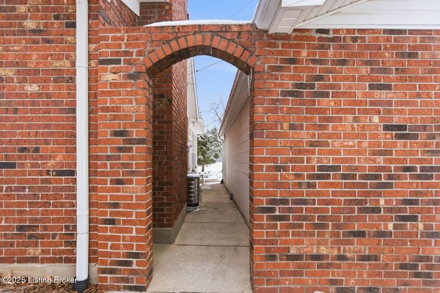 349 Hillcreek Rd, Shepherdsville, KY 40165