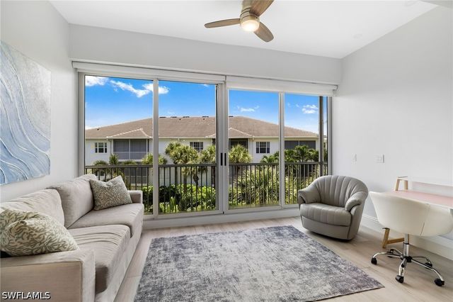 831 Sailaway LN 202, Naples, FL 34108