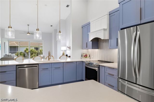 831 Sailaway LN 202, Naples, FL 34108