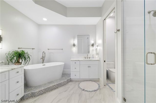 831 Sailaway LN 202, Naples, FL 34108