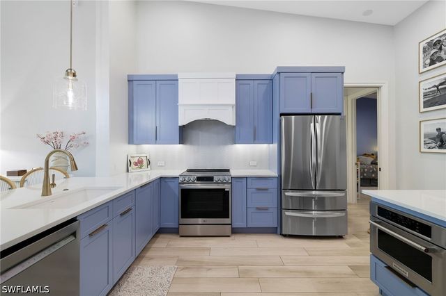 831 Sailaway LN 202, Naples, FL 34108