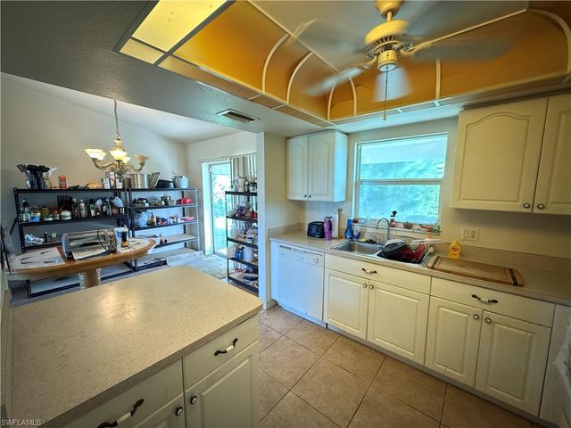 827 NE 17th TER, Cape Coral, FL 33909