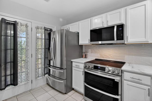 1004 Yellow Hawthorn, Summerville, SC 29483