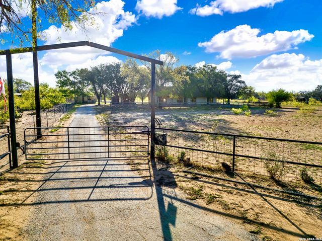 386 County Road 763, Devine, TX 78016