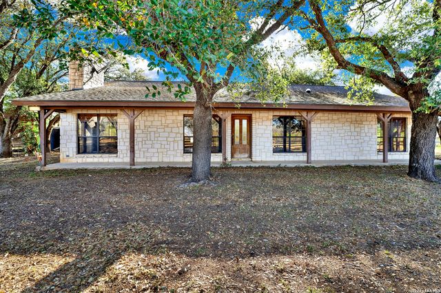 386 County Road 763, Devine, TX 78016