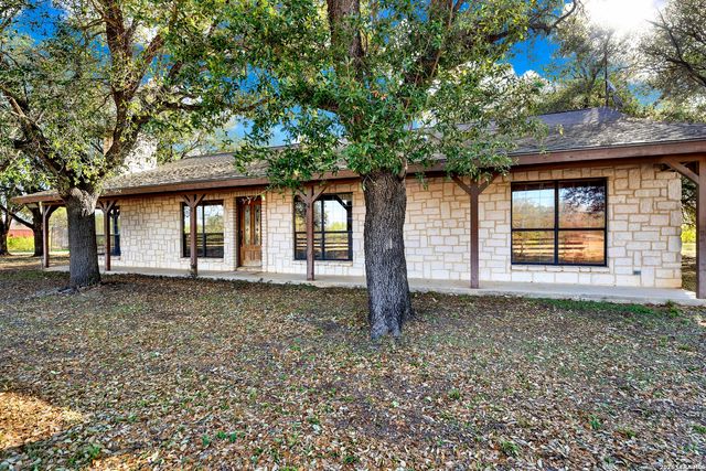 386 County Road 763, Devine, TX 78016