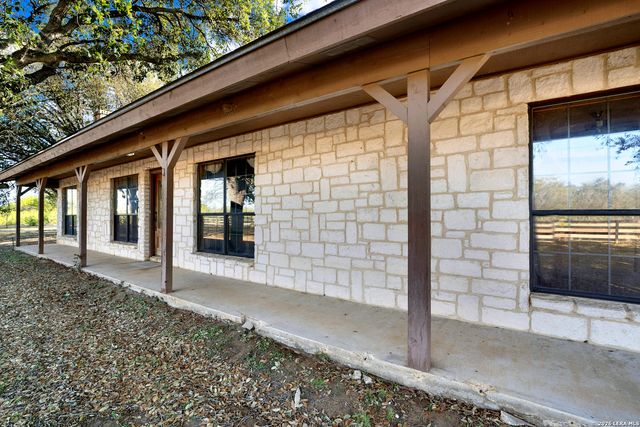 386 County Road 763, Devine, TX 78016