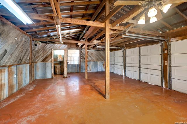 386 County Road 763, Devine, TX 78016