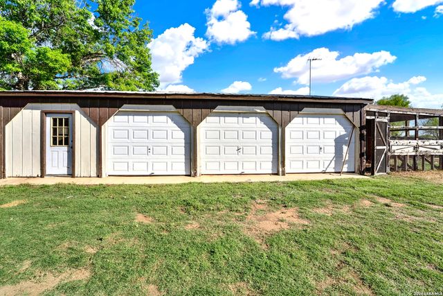 386 County Road 763, Devine, TX 78016