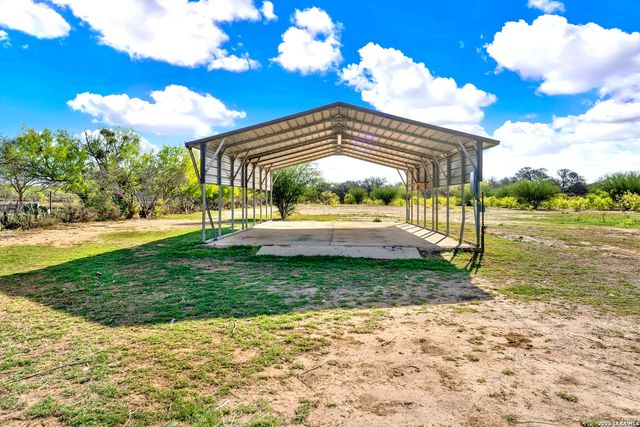 386 County Road 763, Devine, TX 78016