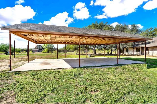 386 County Road 763, Devine, TX 78016