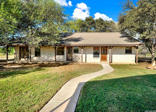 386 County Road 763, Devine, TX 78016