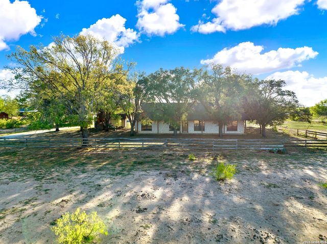 386 County Road 763, Devine, TX 78016
