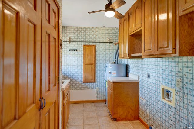 386 County Road 763, Devine, TX 78016