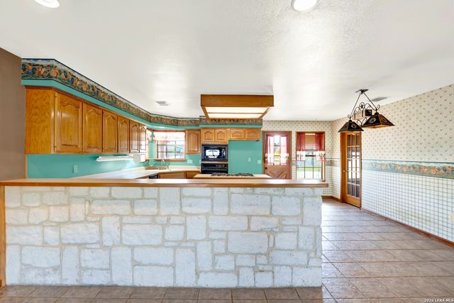 386 County Road 763, Devine, TX 78016