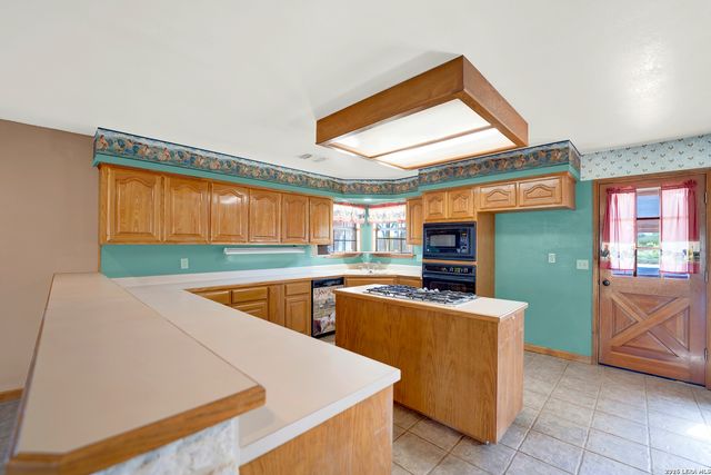 386 County Road 763, Devine, TX 78016